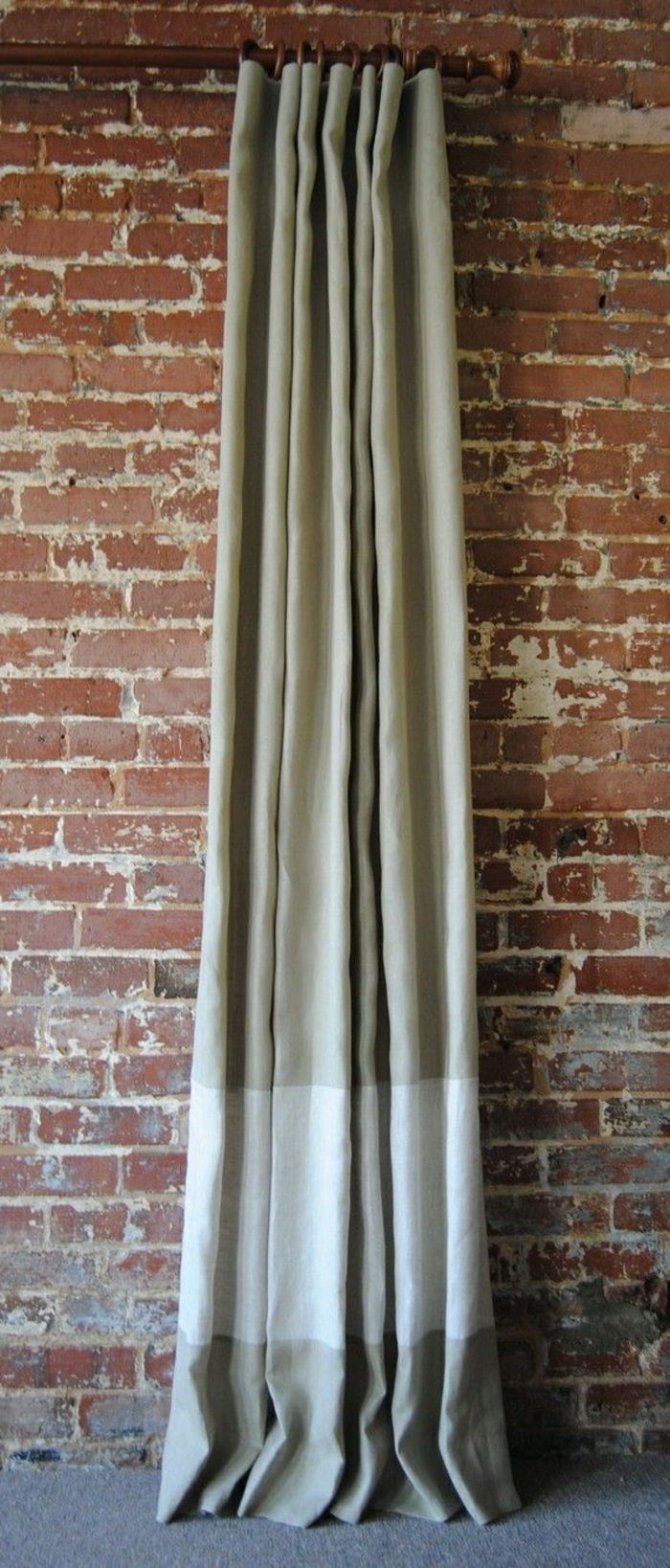 simples-Modell-Vorhang-Textil-grün-beige-Ziegelwand