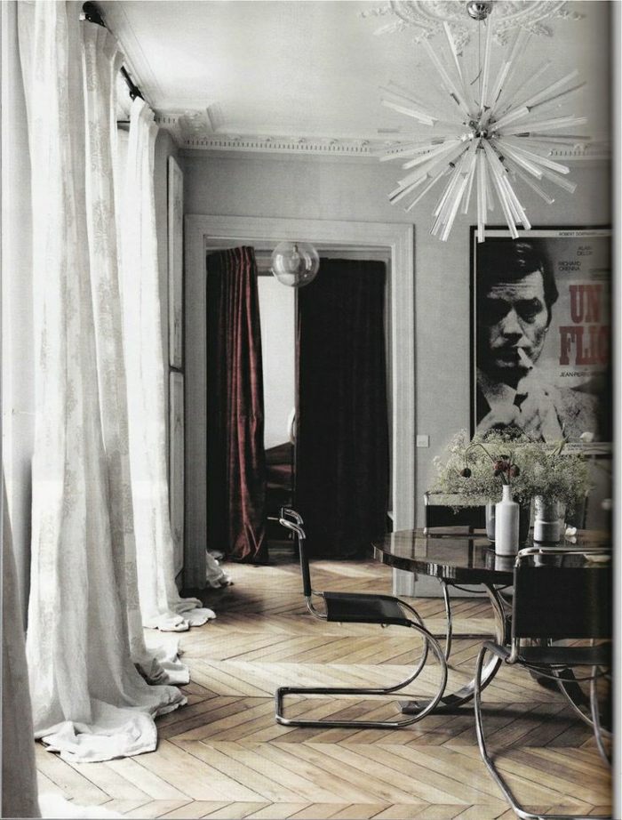 stilvolles-Esszimmer-lange-Vorhänge-weiß-Poster-Kronleuchter-interessantes-Design