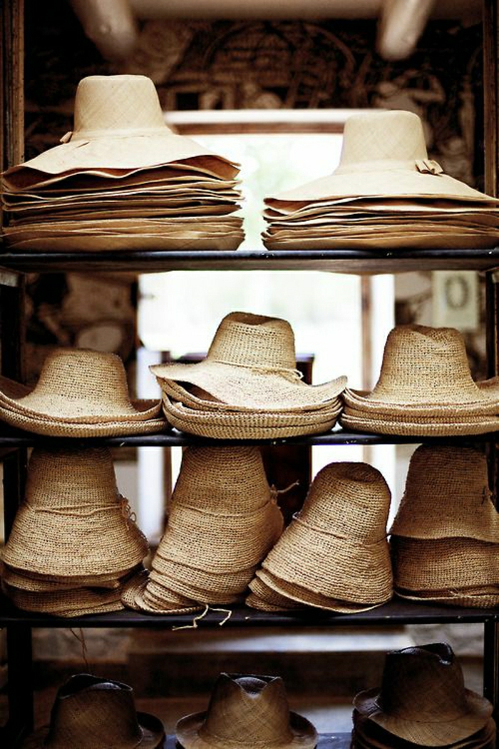 strohhüte-damen-verschiedene-Modelle-schick-Sommerhüte