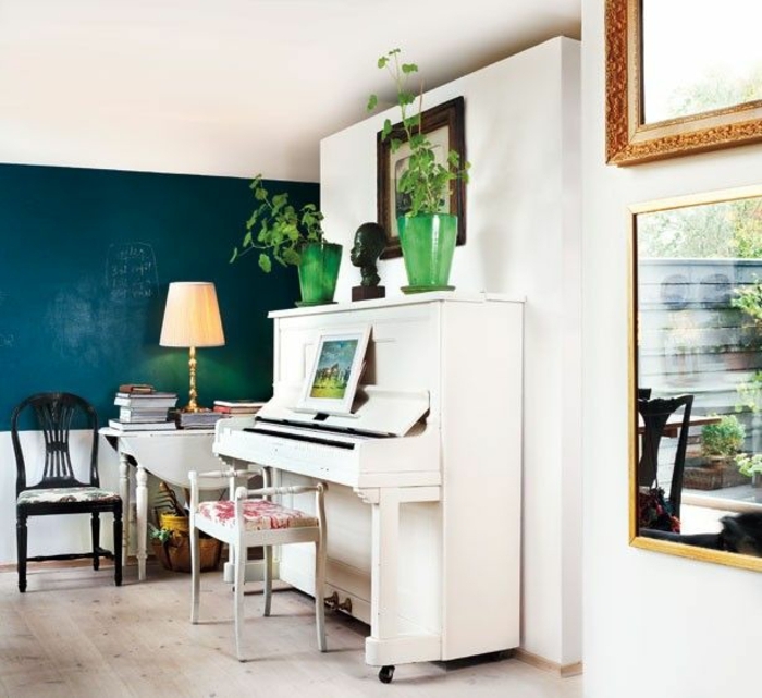 schwedisches-Design-weißes-Klavier-grüne-Blumentöpfe-Hocker-Stuhl-schwarze-Tafel