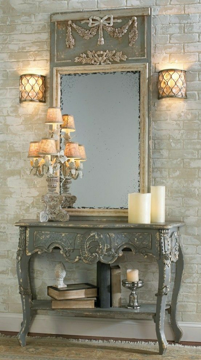 vinbtage-Spiegel-Rahmen-Ornamente-Ziegelwände-Kerzen-Kerzenhalter-Vase-Bücher-Toilettentisch