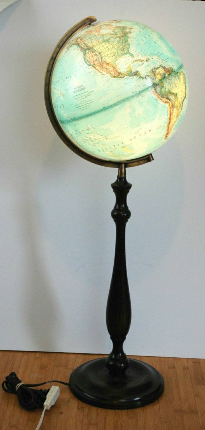 vintage-beleuchteter-Globus-Ständer