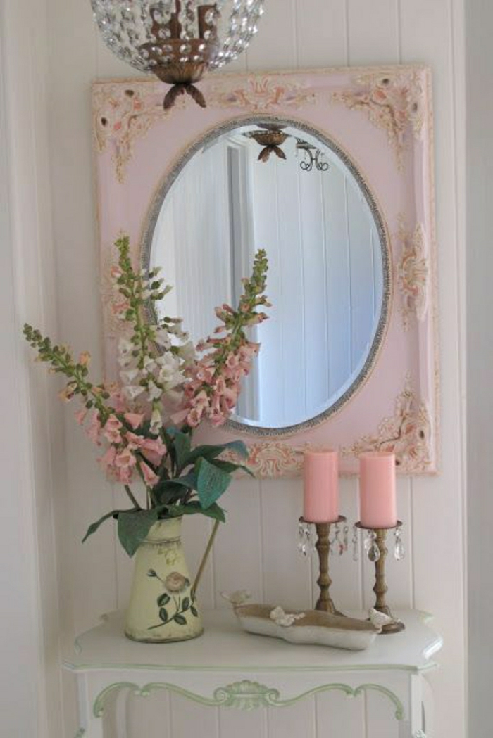 vintage-rosa-Rahmen-ovaler-Spiegel-Kronleuchter-Kristalle-Vase-Blumen-rosige-Kerzen-hölzerne-Kerzenhalter-Toilettentisch-shabby-chic-Stil