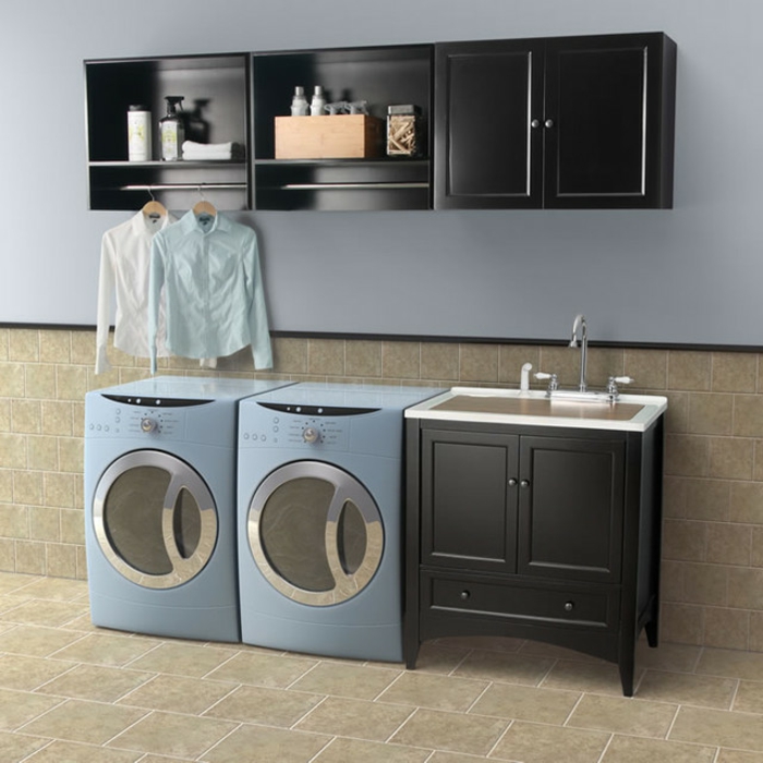 waschbecken-für-waschküche-neben-zwei-blauen-waschmaschinen