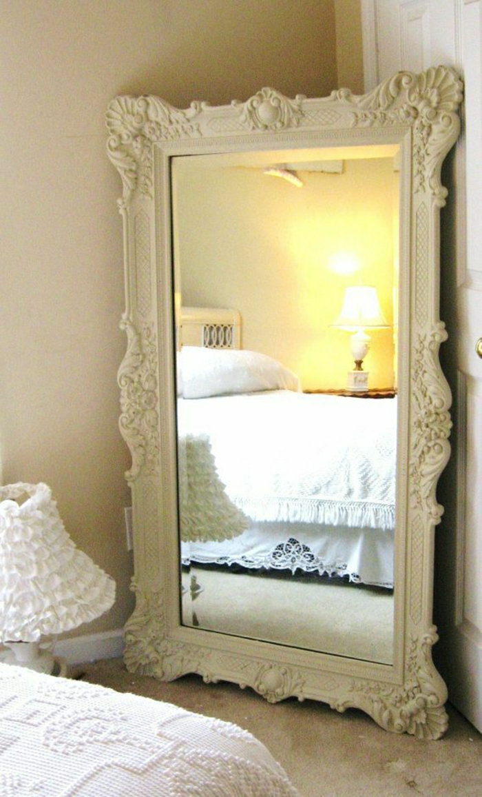 weißer-Spiegel-Rahmen-vintage-Ornamente
