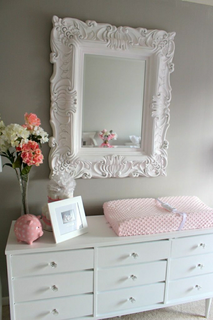 weißer-Spiegel-Rahmen-vintage-weiße-Kommode-Blumen-rosige-Schwein-Sparbüchse