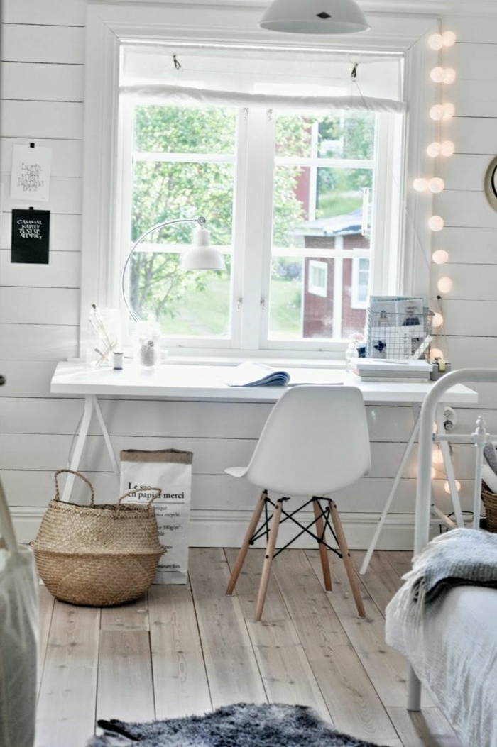weißes-Arbeitszimmer-simpler-Schreibtisch-Stuhl-Rattankorb-Fenster-Papierlampen