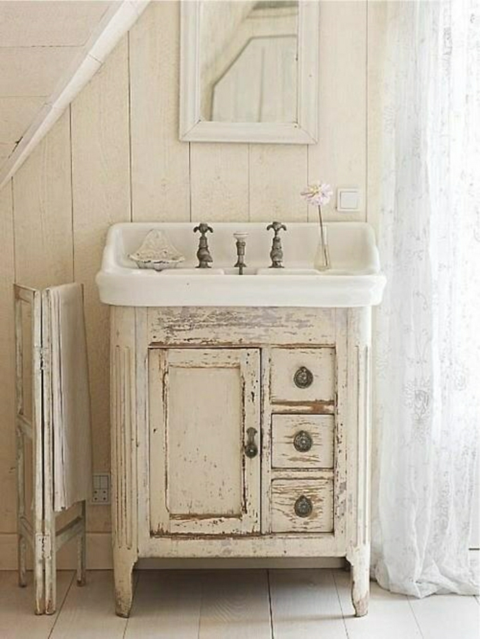 weißes-Badezimmer-rustikale-Möbel-Unterschrank-veraltet-Waschbecken-Spiegel-Blume