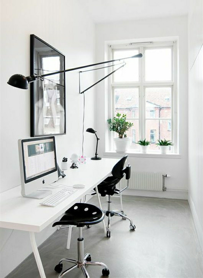 weißes-Büro-minimalistisches.Design-Schreibtisch-Hocker-Stuhl-Computer-Lampen-Bild-Fenster-Blumentopf