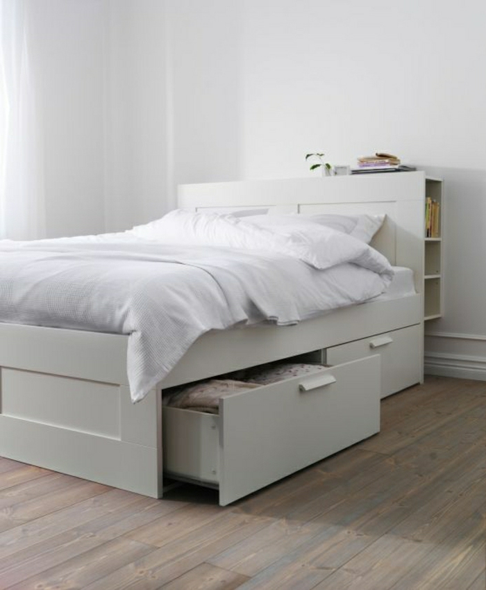 weißes-Schlafzimmer-Ikea-Bett-Schubladen-simpel-minimalistisch