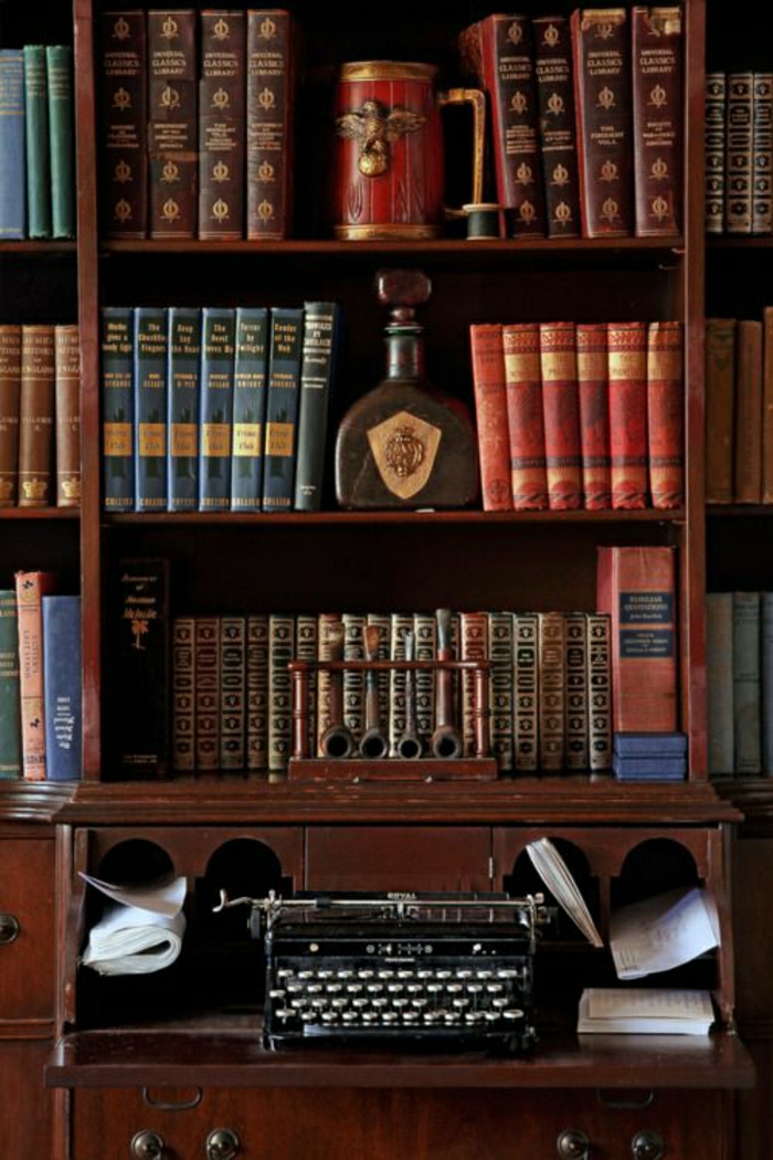 Arbeitszimmer-Bücherregale-schwarze-Schreibmaschine-aristokratisch