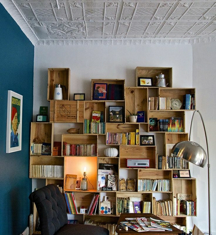 Arbeitszimmer-Regale-aus-Weinkisten-Bücher-kreative-Idee