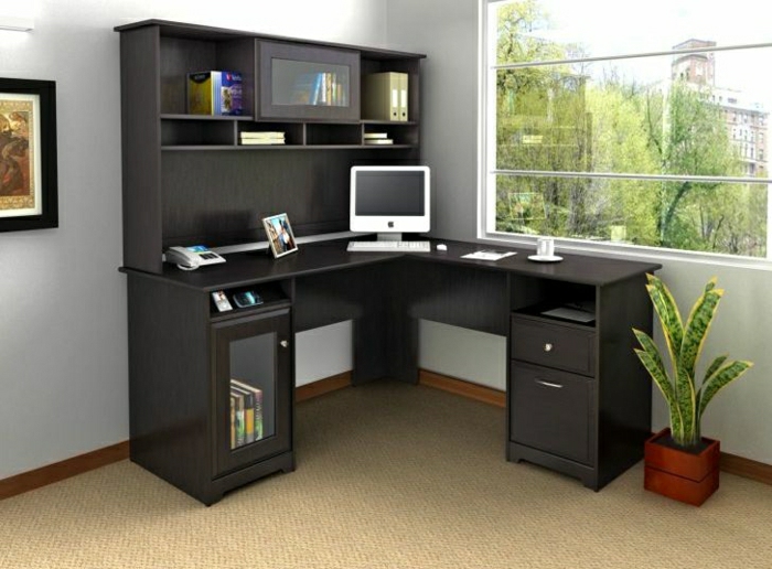 Arbeitszimmer-büromöbel-Schreibtisch-schwarz-Schubladen-Regale-Mac-Blumentopf-Fenster-Ausblick