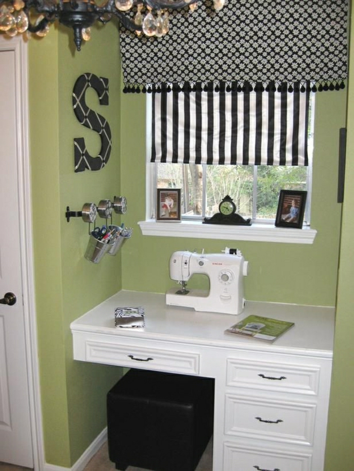 Arbeitszimmer-grüne-Wände-weißer-Tisch-Schubladen-Nähmaschine-schwarz-weiße-Vorhänge