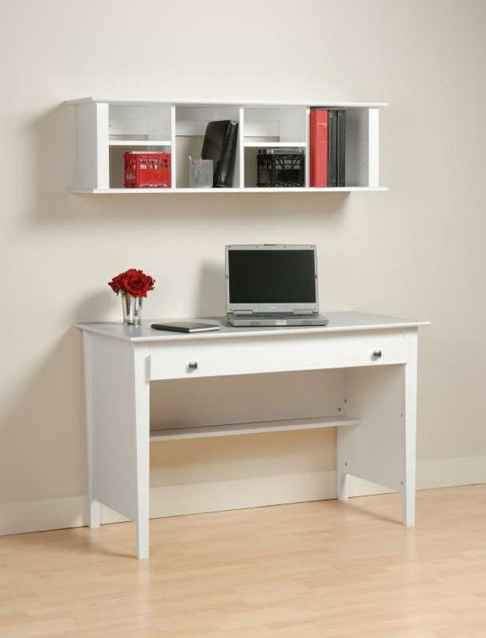 Arbeitszimmer-minimalistisches-Interieur-Laptop-Rosen-schreibtisch-weiß-Regal