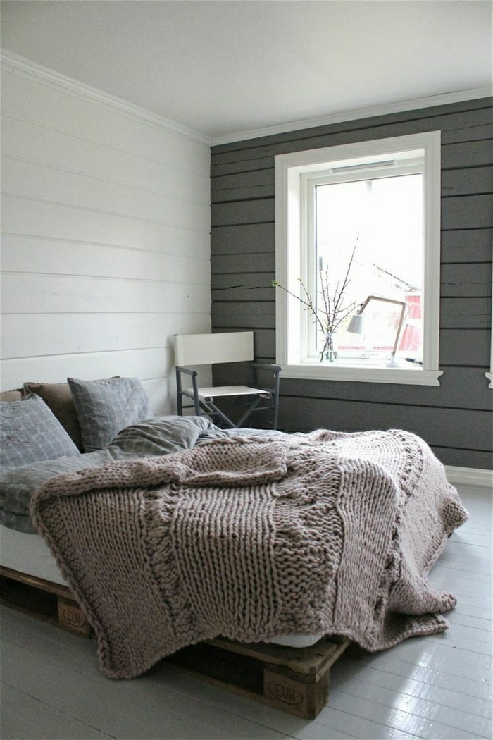 Bett-aus-Paletten-Schlafzimmer-graue-Wand-minimalistisches-Interieur-gestrickte-Schlafdecke