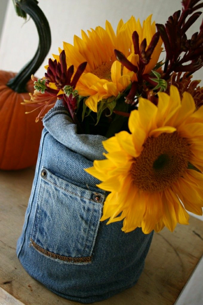 Blumentopf-Komposition-Sonnenblumen-Jeans-kleine-Tasche-Geschenk-Kürbis