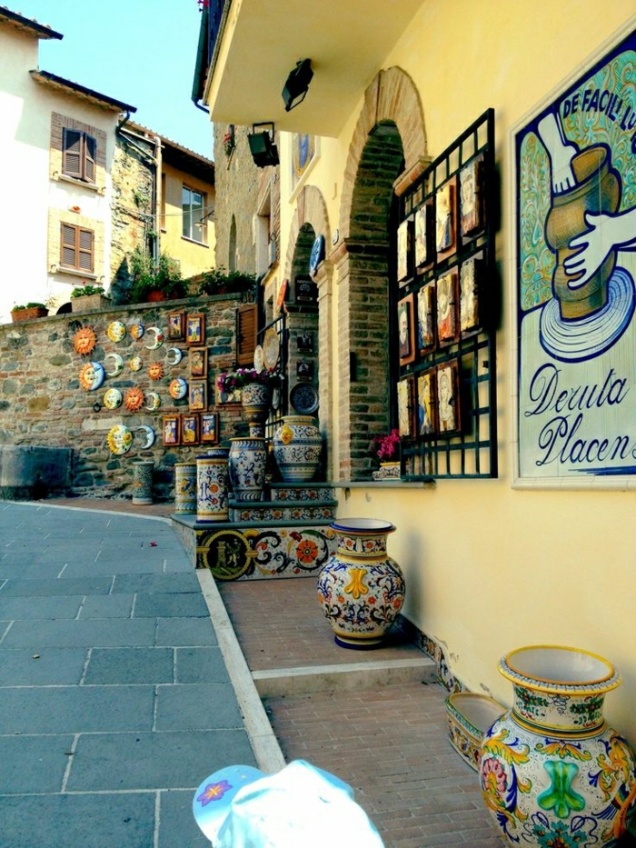 Deruta-Italien-Straße-Geschäft-Keramik-handgemalt
