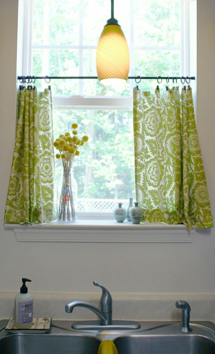 Gardinen-für-kleine-Fenster-grün-Lampe-Waschbecken