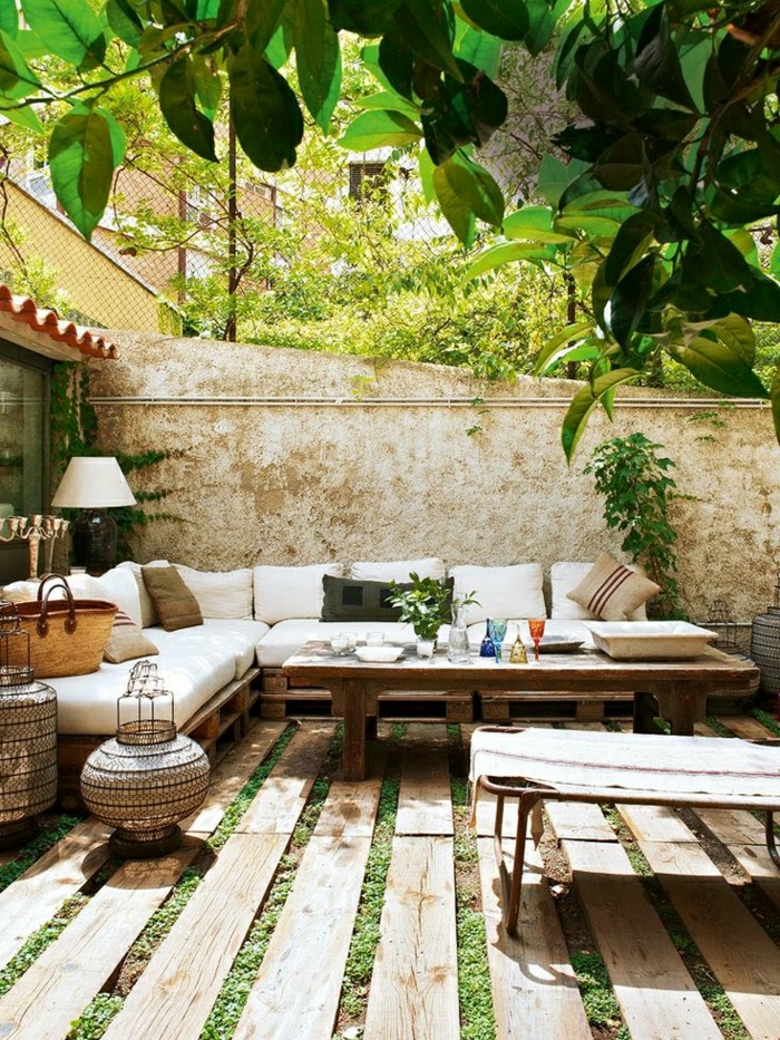 Garten-Gestaltung-Ecksofa-Paletten-weiße-Polster-Liegestuhl-exotisch-Erholung
