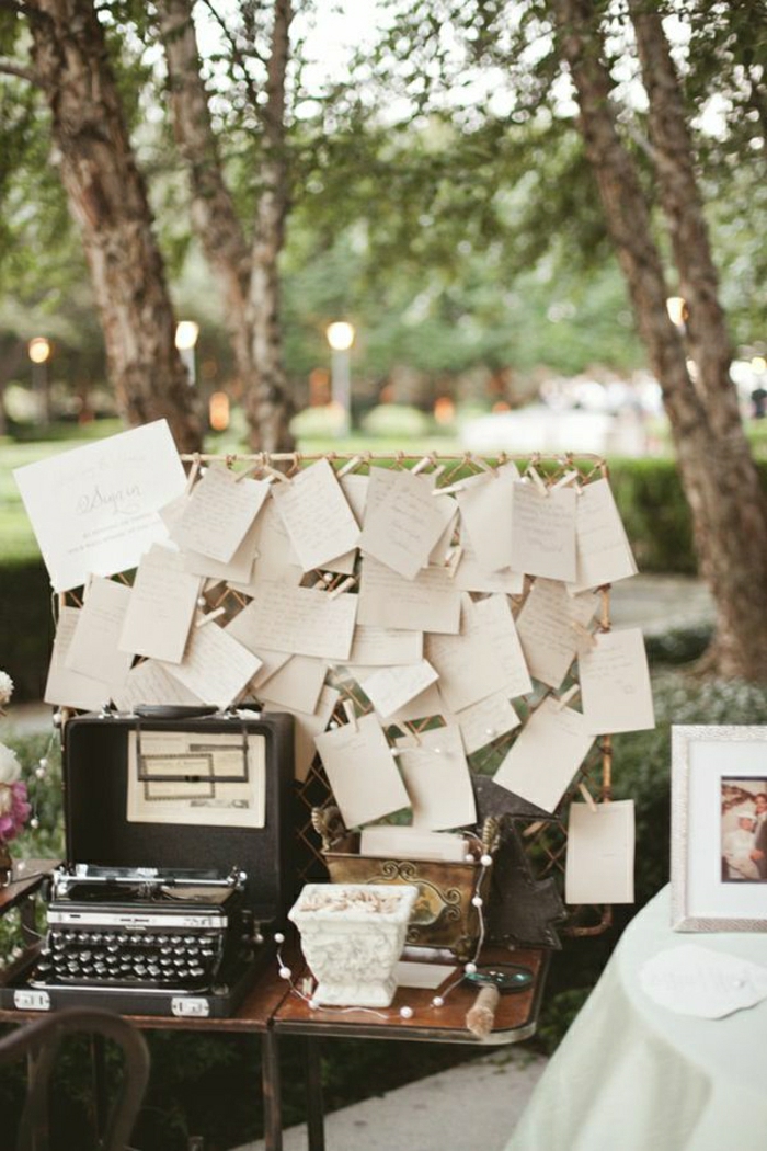 Garten-Hochzeit-vintage-Deko-Schreibmaschine-Blätter-Grüße