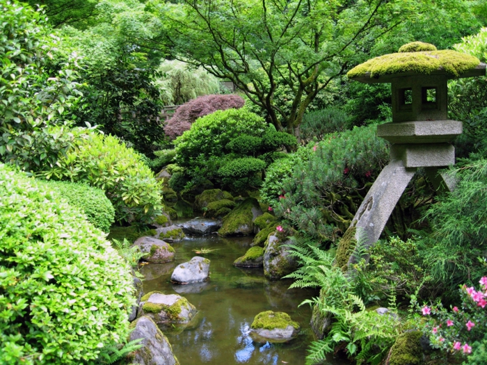 Garten-japanischer-Stil-See-Steine-Steinlaterne-Büsche