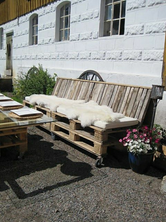 Gartenmöbel-Paletten-Sofa-Pelz-Polster-beige-Couchtisch