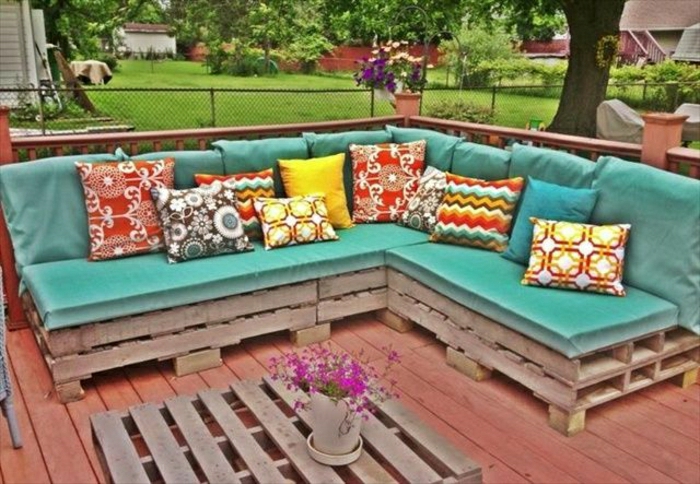 Gartenmöbel-Paletten-Sofa-türkis-Farbe-bunte-Kissen-Couchtisch-Blumentopf
