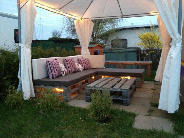Gartenmöbel-Veranda-Sofa-Couchtisch-Paletten-gleiche-Kissen-weiße-Vorhänge