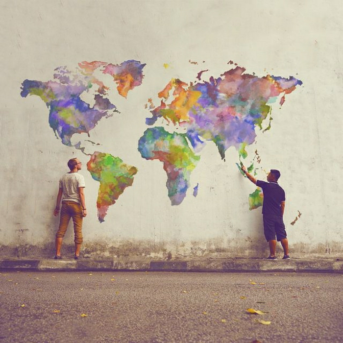 Gebäude-Wand-Graffiti-Bilder-Weltkarte-Kontinente-bunte-Zeichnungen-Männer