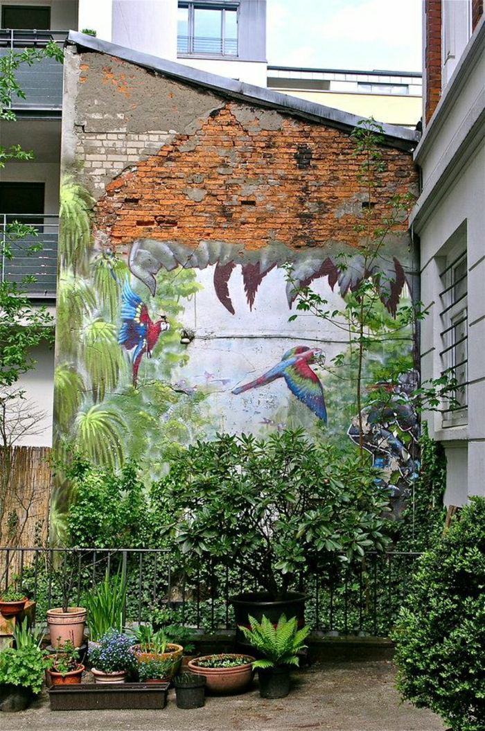 Gebäude-Ziegelwand-Graffiti-Bilder-Pflanzen-Palmen-Papageien-exotisch