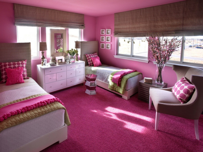 Jügenzimmer-für-Mädchen-große-Jalousien-rosa-teppich