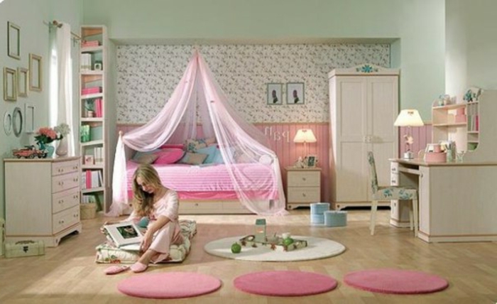 Jügenzimmer-für-Mädchen-rosige-Teppich-Schrank-weiß