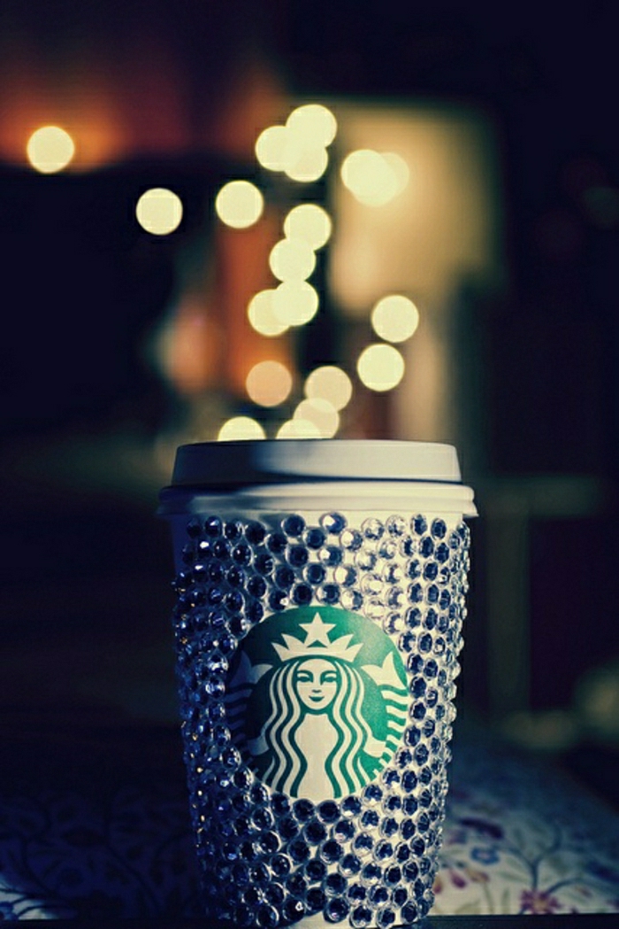 Kaffeebecher-to-go-Papierbecher-Starbucks-Kristalle-Dekoration-luxuriöses-Modell