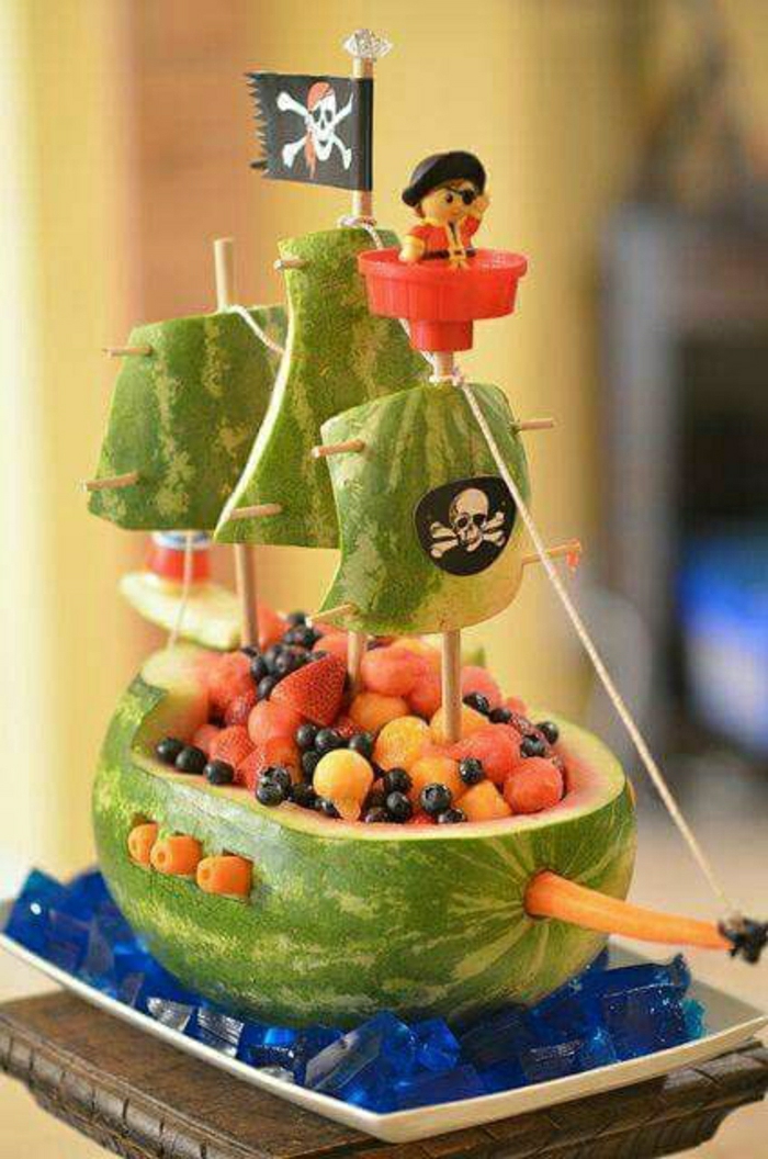 Kindergeburtstag-Essen-Idee-Piratenschiff-lustig-Wassermelone-Früchte