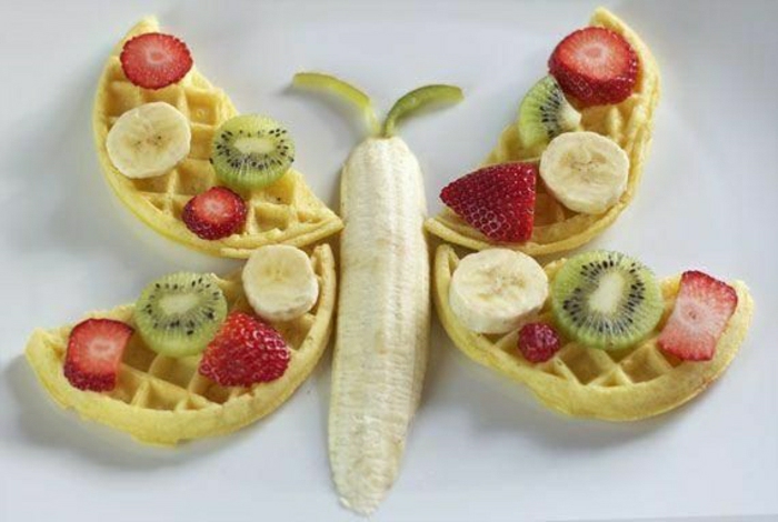 Kindergeburtstag-lustiges-Essen-Idee-Schmetterling-Waffel-Früchte-Erdbeeren-Bananen-Kiwis