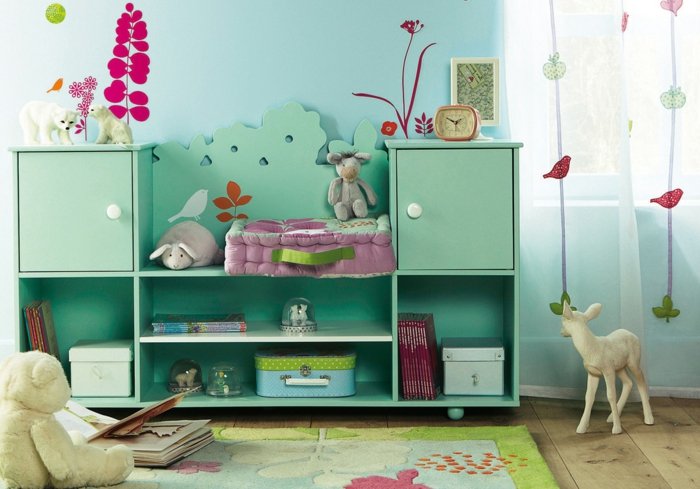 Kinderzimmer-Deko-Malerarbeit-und-grünes-Schrankregal