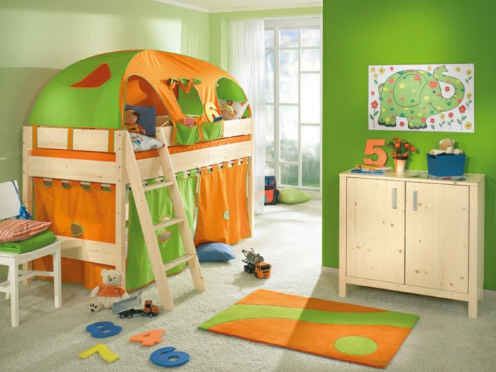 Kinderzimmer-Deko-grün-und-orange-Zeltbett