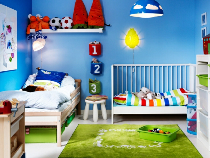 Kinderzimmer-Deko-grüner-Teppich-viele-Spielzeuge