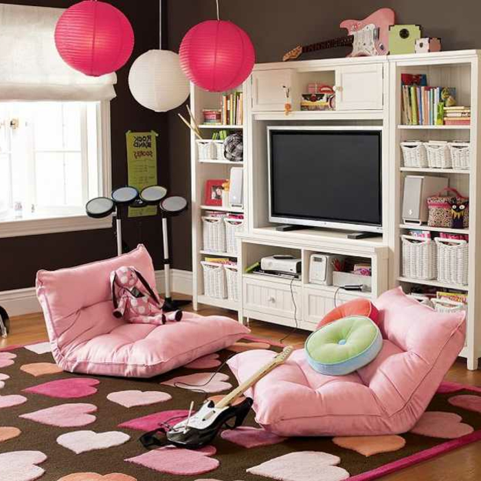 Kinderzimmer-Deko-rosa-Liegesessel-und-Hängelampen