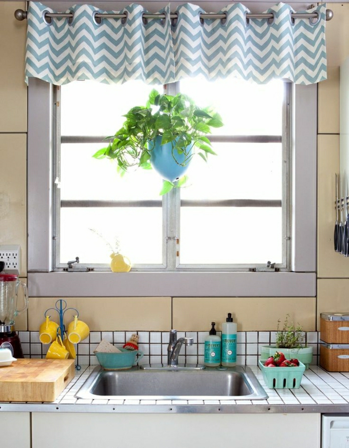 Küche-Kandhausstil-Geschirr-kleines-Fenster-weiß-blauer-Vorhang-Blumentopf
