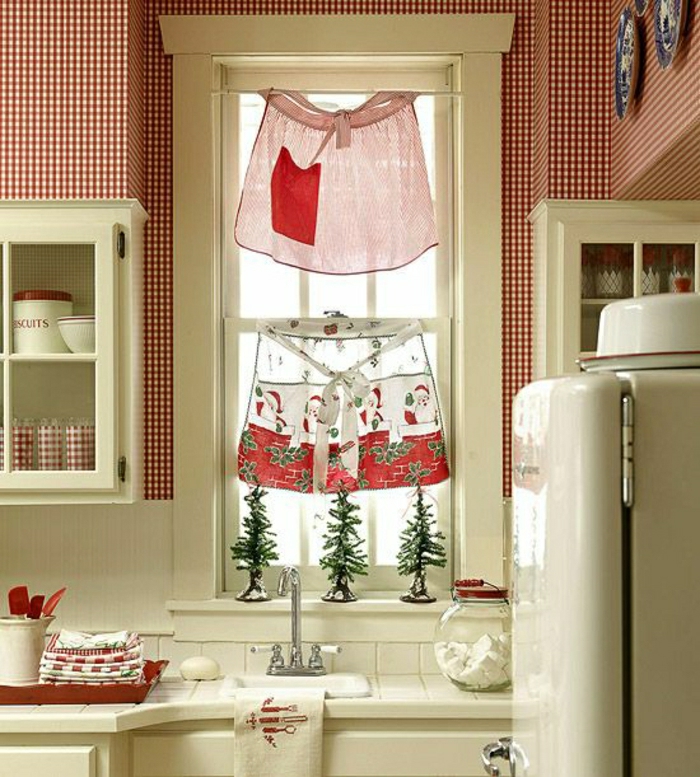 Küche-Landhausstil-Weihnachtsdekoration-kleine-Fenster-Schürzen-Gardinen