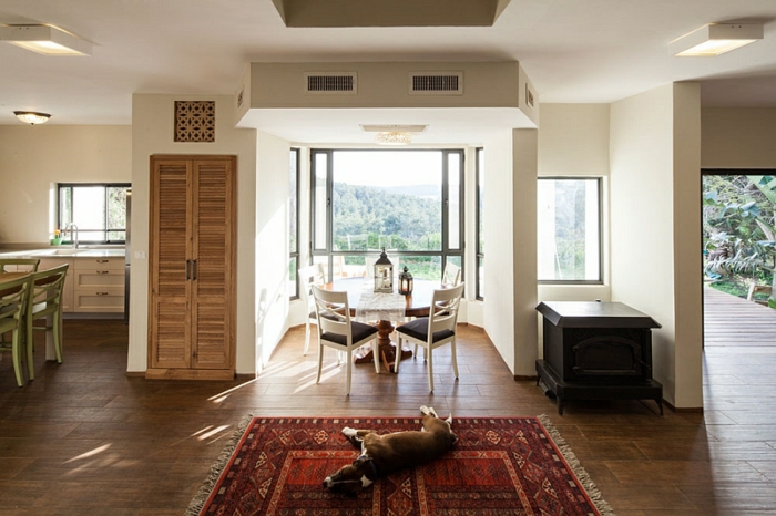 Landhaus-einruchtung-Aussihtsblick-auf-Teppich-minimalist-Stühle