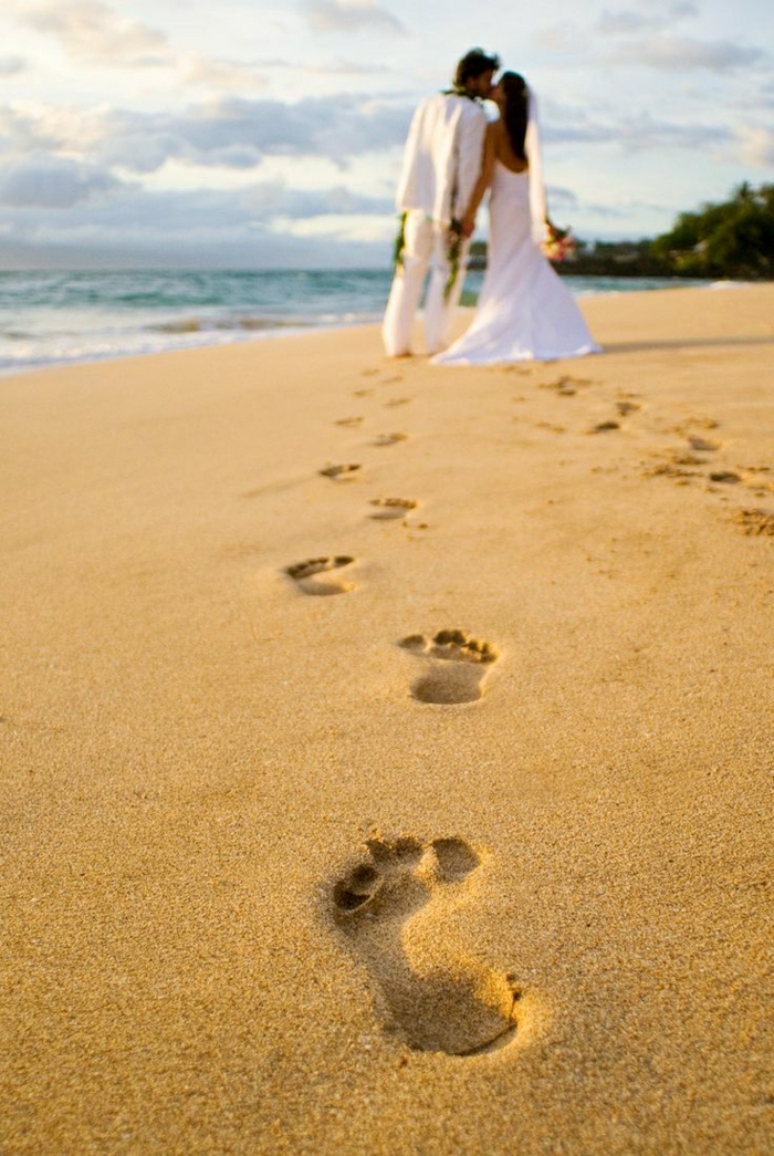 Maui-Insel-Hawaii-Hochzeit-Sand-Fußabdrücke-Romantik-brautpaar