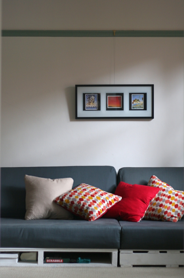 Paletten-Couch-blaue-Polster-bunte-Kissen-Bild