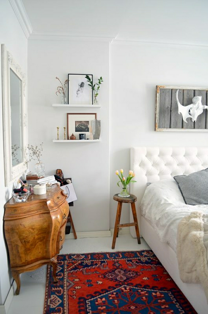 Schlafzimmer-modernes-Interieur-weiß-hölzerner-Toilettentisch-Spiegel-vintage-Teppich
