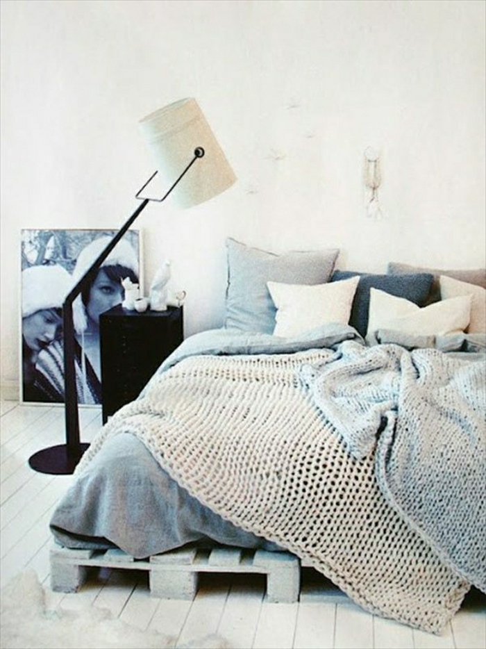 Schlafzimmer-skandinavisches-Interieur-gestrickte-Schlafdecken-Stehlampe-Bett-aus-Paletten