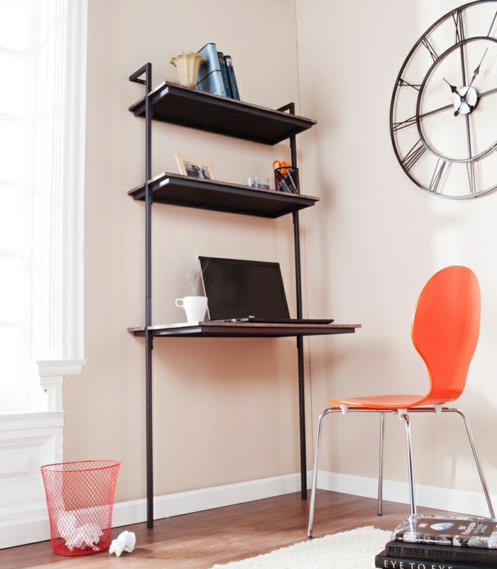 Schreibtisch-mit-Regal-orange-Stuhl-roter-Eimer-Bücher-Wanduhr