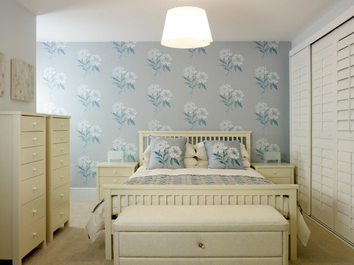 Sclafzimmer-Tapeten-weiße- floral-blau