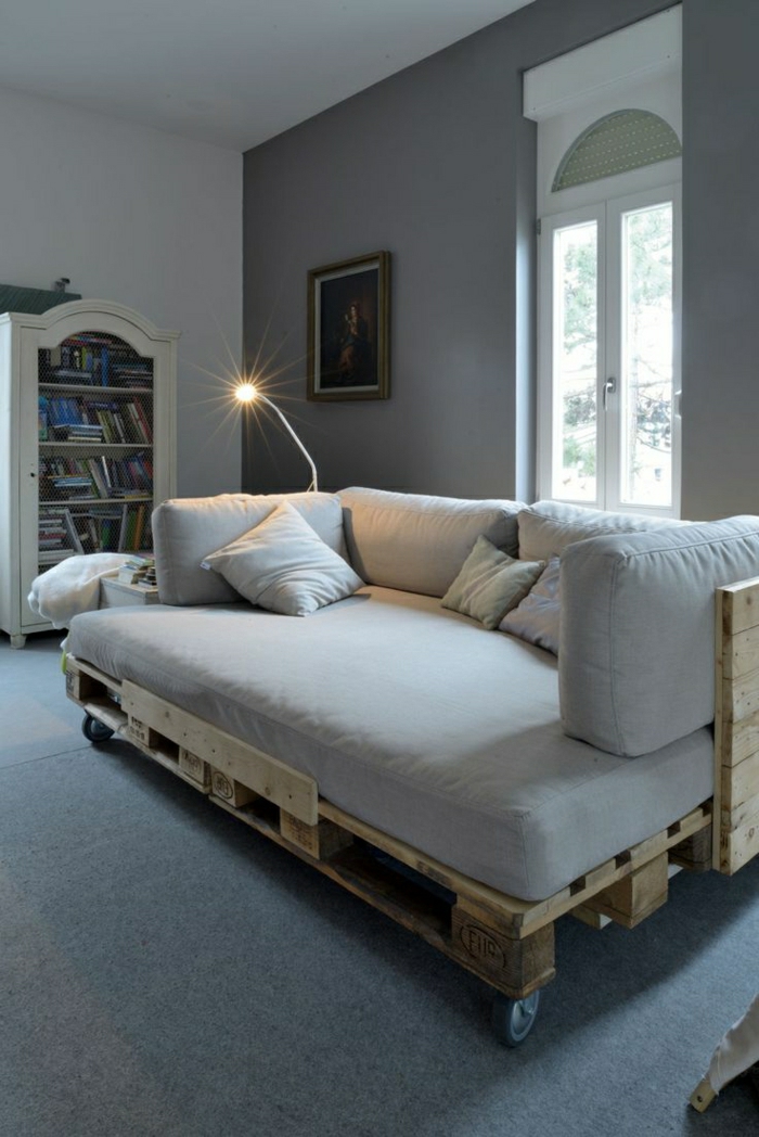 Sofa-aus-Paletten-Rollen-beige-gemütliches-Zimmer